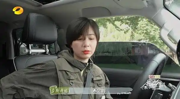 搭帐篷从白天站到晚上,李斯丹妮像极了我们身边的搞笑女朋友