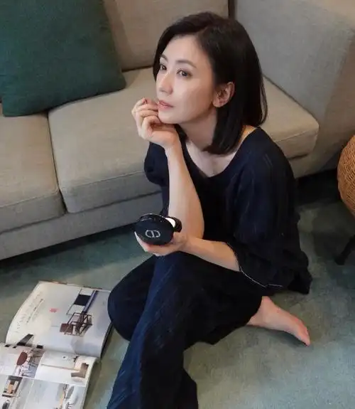 贾静雯46岁气色真好,白色衬衣"反着穿",减龄穿搭展露知性美!