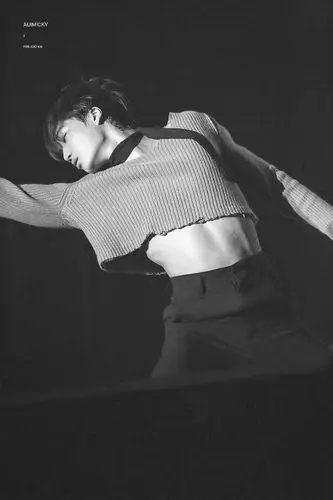 在《tempo》mv和打歌舞台等场合,多次看到kai大秀腹肌.