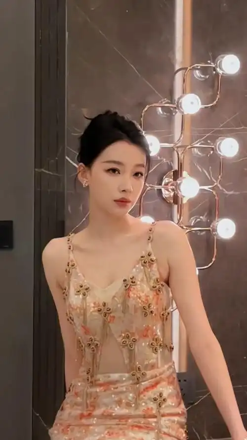 孙怡 金色吊带长裙