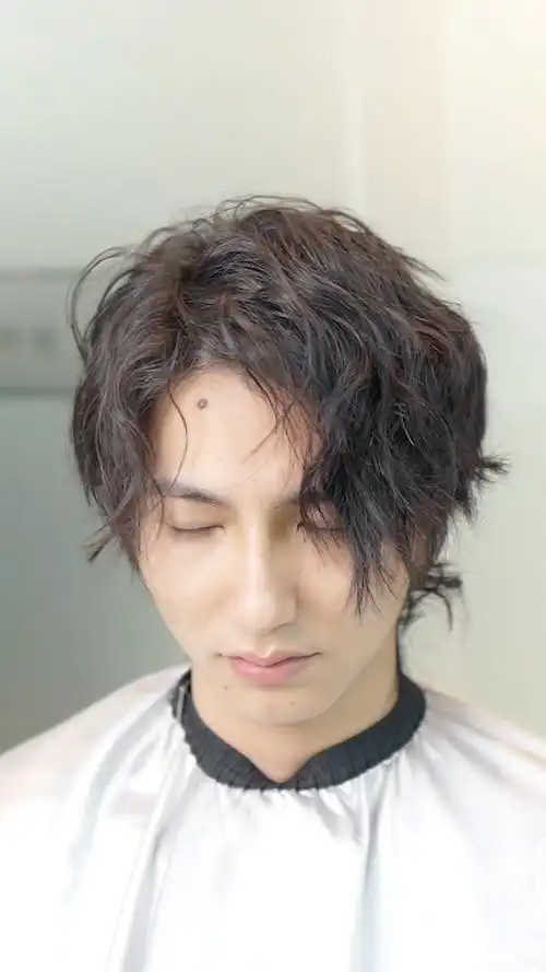 小伙五官立体,靓仔一枚,新发型完全靠颜值撑着,剪前剪后没啥变化-度小