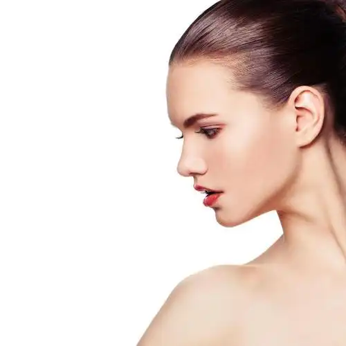白色背景上完美侧脸的美女