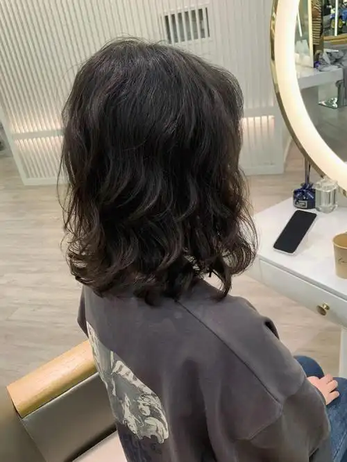 细软发量少非常适合的烫发发型