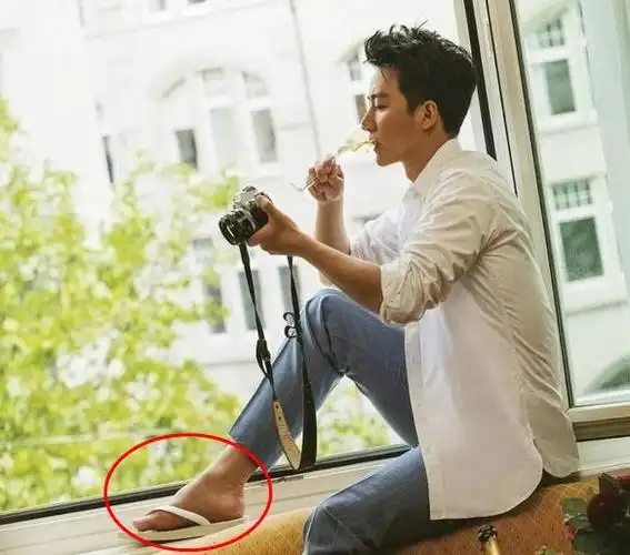 郭碧婷拍照不忘遮大脚,郑恺的脚比安以轩的小?