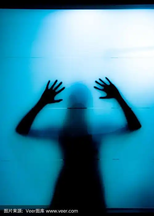 在磨砂玻璃后面的年轻女人