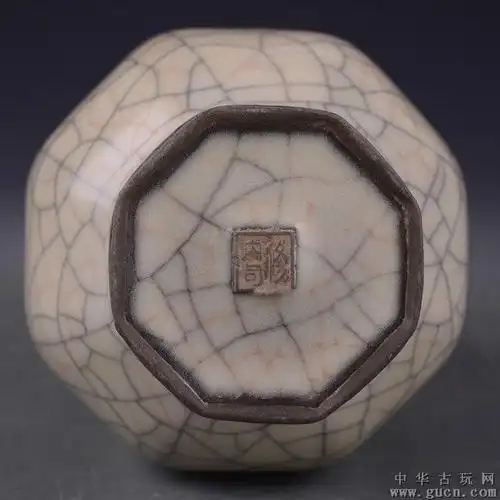 南宋官窑"修内司"款八方贯耳瓶