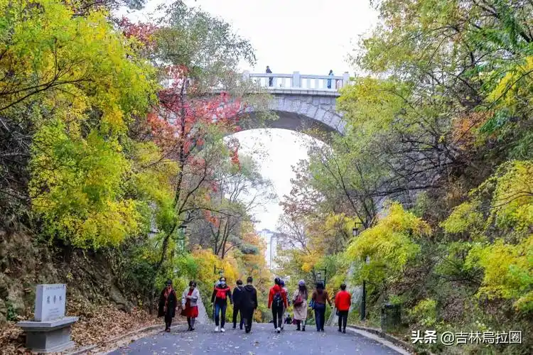 吉林市北山风景区满山秋色景如画