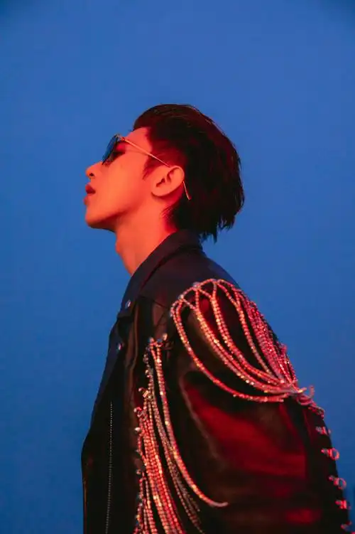 蔡徐坤黑色流苏皮衣造型##蔡徐坤黑色流苏皮衣