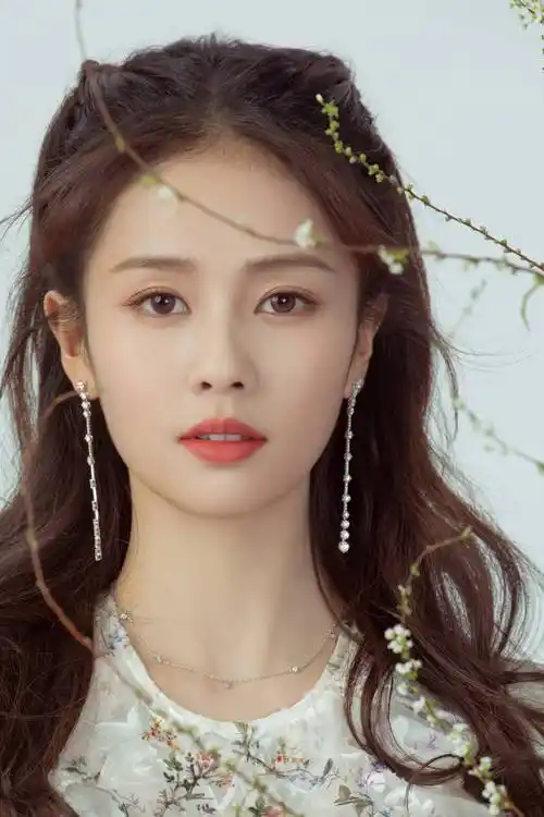 有一次白鹿在机场碰到了助理喜爱的爱豆程潇,她直接大喊道,我助理要见