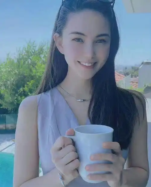 昆凌有一双会笑的眼睛