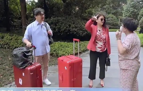 李湘生活近况曝光!穿带钻睡衣,用镶金茶杯,网友:哪来的钱?