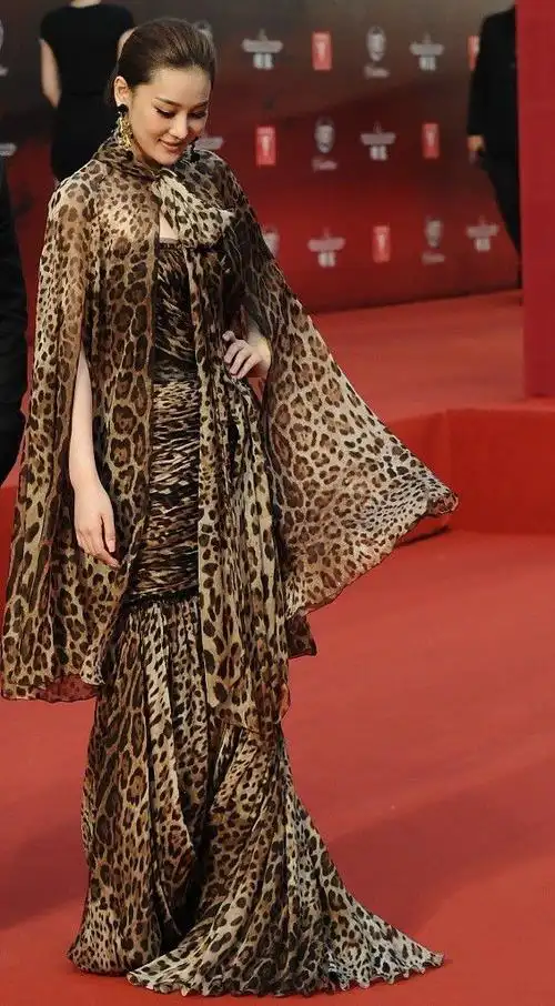 张馨予真热衷豹纹时尚,内搭配褶皱裤成熟大气,套件睡袍挺个性的