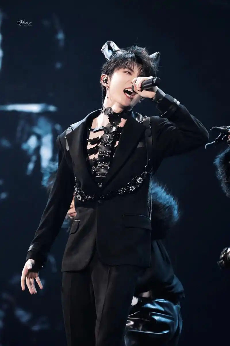 马嘉祺19号演唱会神图 这么美的照片我看谁还没有