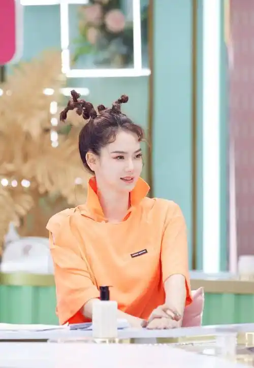 原创这是孩子妈该有的气质戚薇玫红色连体裤配俩丸子头太少女了