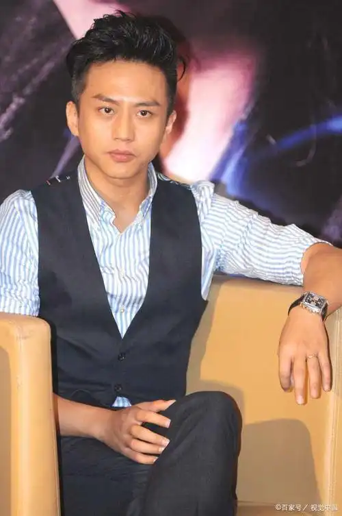 主办方骚操作不合理?邓超尴尬藏不住,流量明星坐李雪健前成焦点