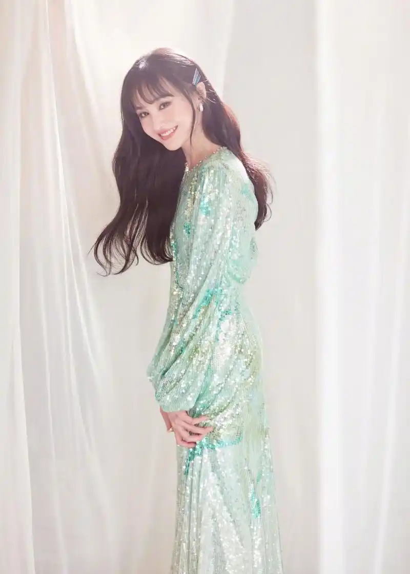 绿色亮片的连衣裙,郑爽摇身一变小仙女  当五彩灯光亮起,在闪耀的舞台