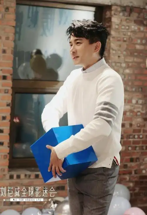 46岁刘恺威胖到不敢承认!穿高领衫显脖子短圆脸,前妻却很美