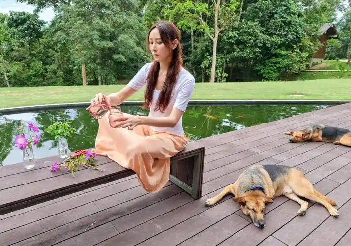 原创96中戏班花胡静晒健身照豪宅花园曝光被富豪老公宠成公主