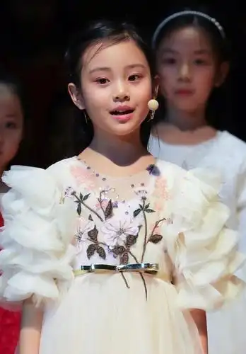 李小璐小时候照片被疯传,没10级滤镜美颜加持,这才是纯天然美女