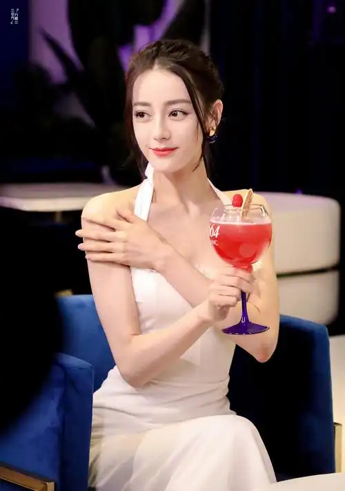 迪丽热巴生图曝光之前被吐槽脸崩了现在看起来怎么样呢