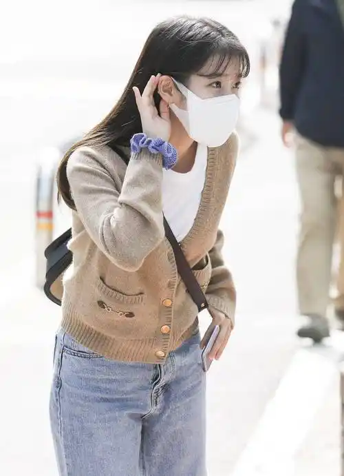 李知恩私服合集,韩风甜妹的气质搭配,教你秋季又美又温柔_毛衣_黑色