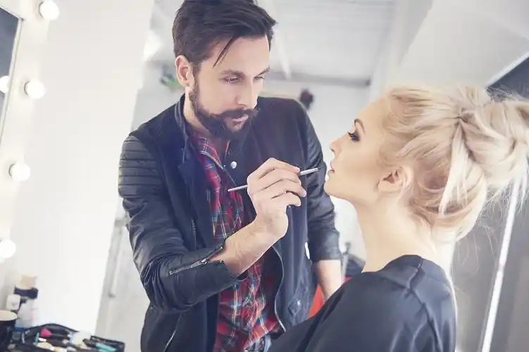 想当化妆师这些工作细节要清楚