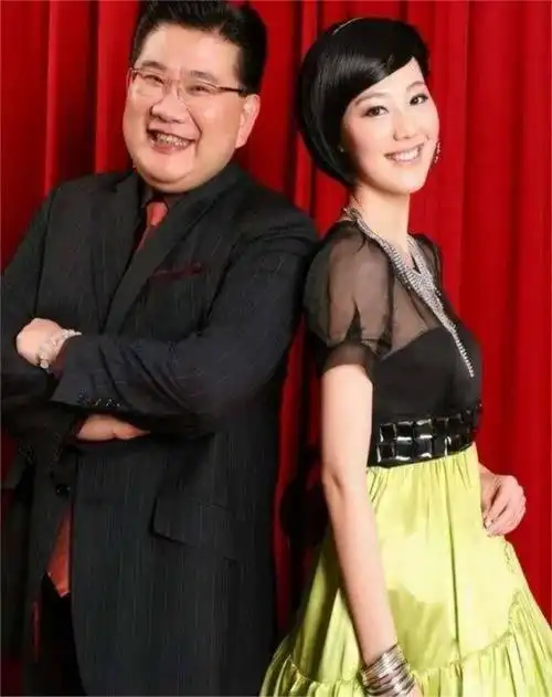 事实上,曹可凡乃已婚之人,其妻身份为圈外人,且育有子女.