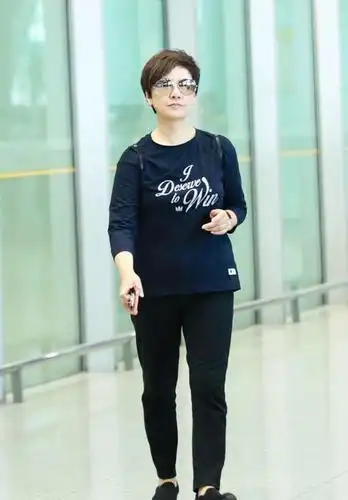 不生育领养的女星,有领养后成功怀孕却把领养的转让|邓婕|宋春丽