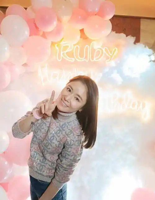 47岁林心如晒庆生现场照,被老公霍建华搂怀里合唱情歌,恩爱甜蜜_照片