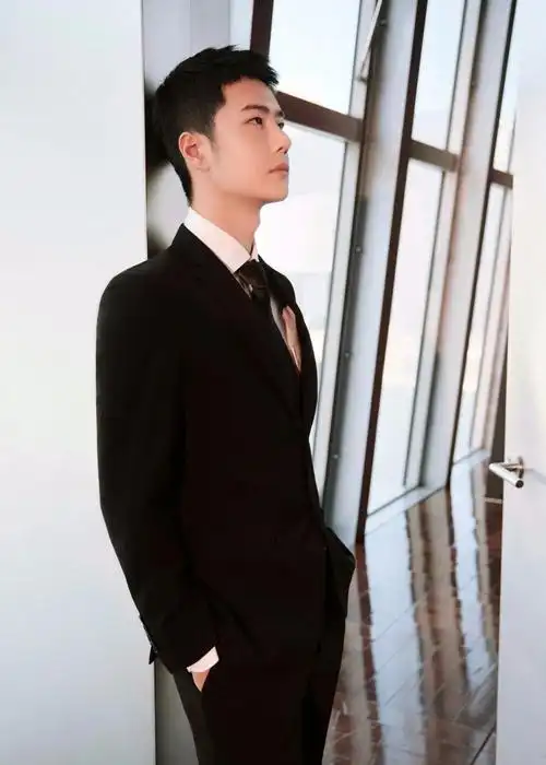 王一博壁纸啵啵最新造型来了寸头西装正气十足超帅气