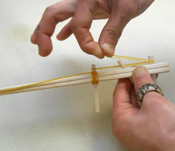 6,取一根橡皮筋如图所示摆放,挂在前端倾斜的筷子上.