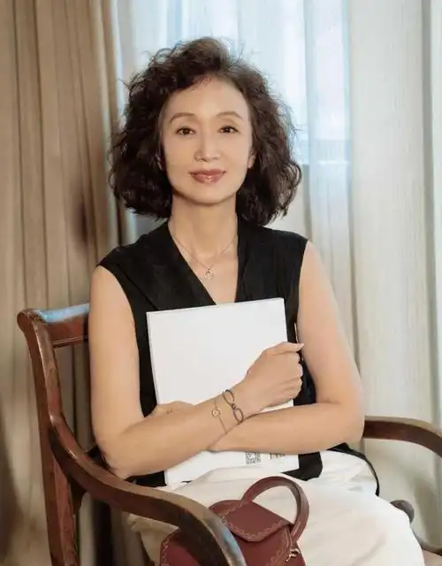 港风发型讲究的是蓬松度,尤其是发型的下端略带厚重感,发型轮廓呈现出