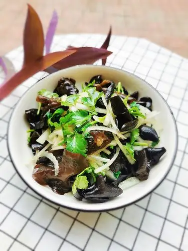 洋葱拌木耳的做法