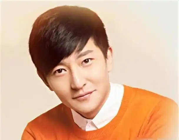 郭京飞挺谦虚地说:"我就是个靠演戏吃饭的普通演员,没什么大不了的.