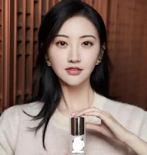 31岁景甜晒最新美妆照五官精致气质佳却被误认成51岁许晴