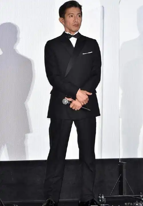 48岁木村拓哉西装帅气亮相,大背头发际线优秀,长泽雅美仙气飘飘