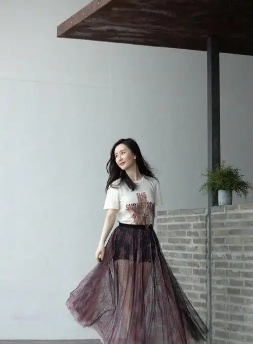 舒畅终于"放开",罕见透视裙,显瘦而有胸的超模身材