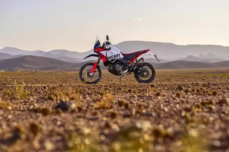 户外特写:杜卡迪 2024 desertx rally 沙漠 x 拉力版(1)_搜狐汽车