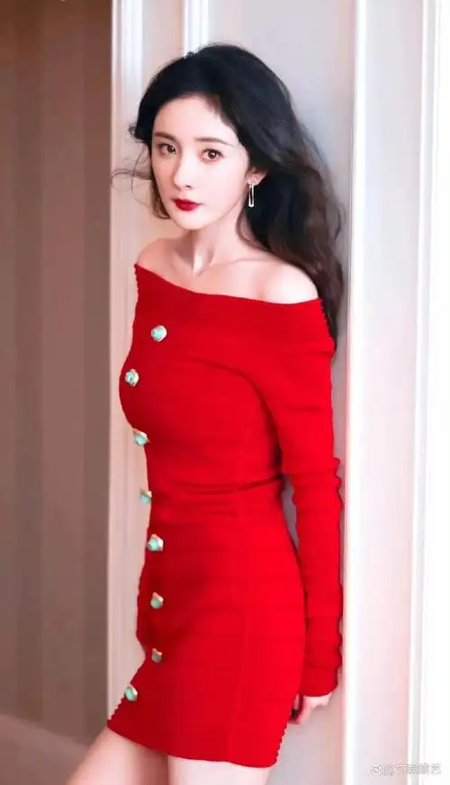 杨幂身穿红色紧身短裙,出现在gq盛典红毯上,可能很多人不知道gq盛典