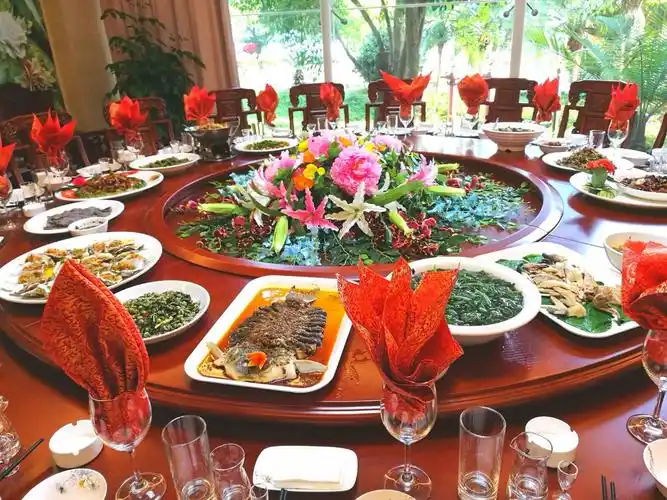 酒店豪华商务包间的环境和菜品,一定能让你和你的贵宾赞美并认可,不