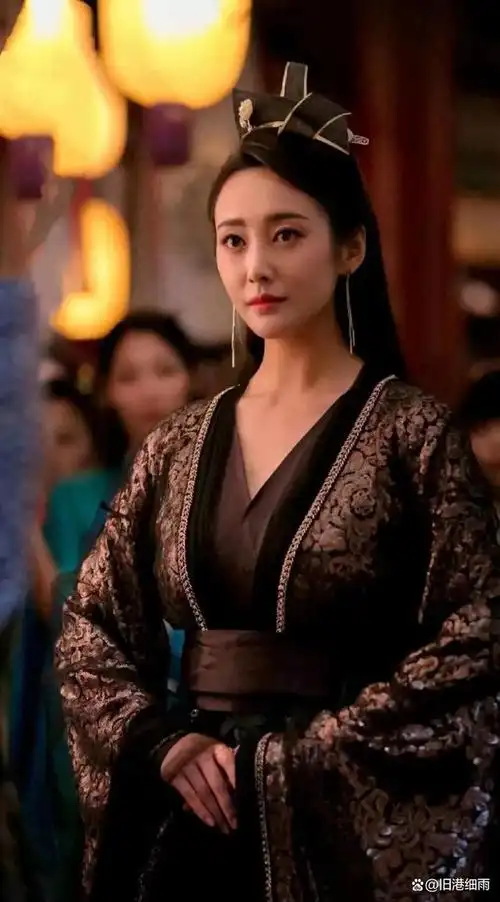 内娱女明星展现古装黑衣造型:神秘冷漠,散发女王范儿