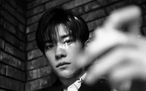 易烊千玺成熟魅力帅气壁纸图片