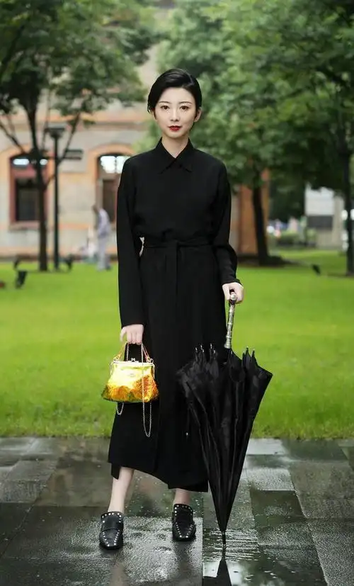 夏天的黑色连衣裙修身效果好还凉爽轻轻松松就能穿出精致感