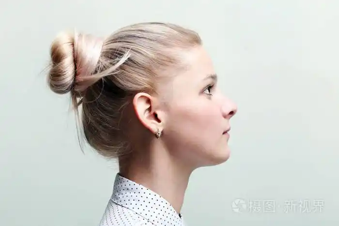 金发女人的侧脸.女孩的侧脸