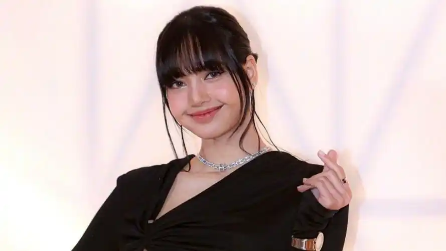 lisa韩国生图惨翻车,妆容油腻肿到认不出,离开滤镜后泰味十足