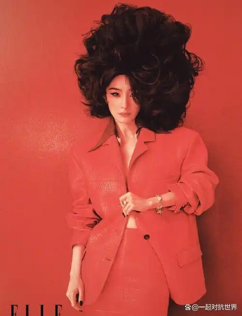 杨幂再登杂志封面,爆炸发型挡不住盛世美颜,大秀美腿超迷人