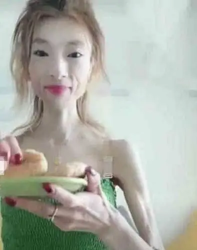全网最瘦的女孩,被叫做"骷髅女王",网友:可以直接演鬼片了!