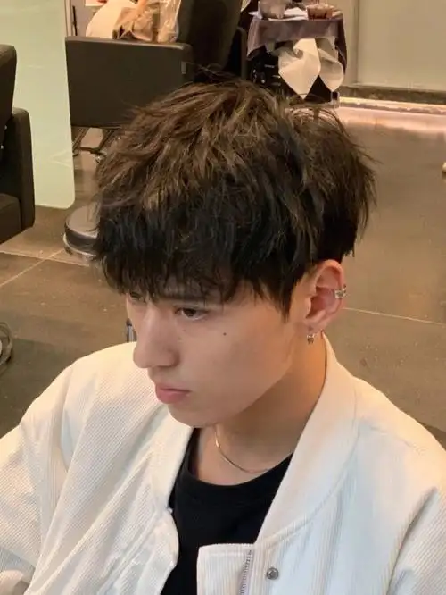 今年火爆全网的痴帅钢架烫男士烫发