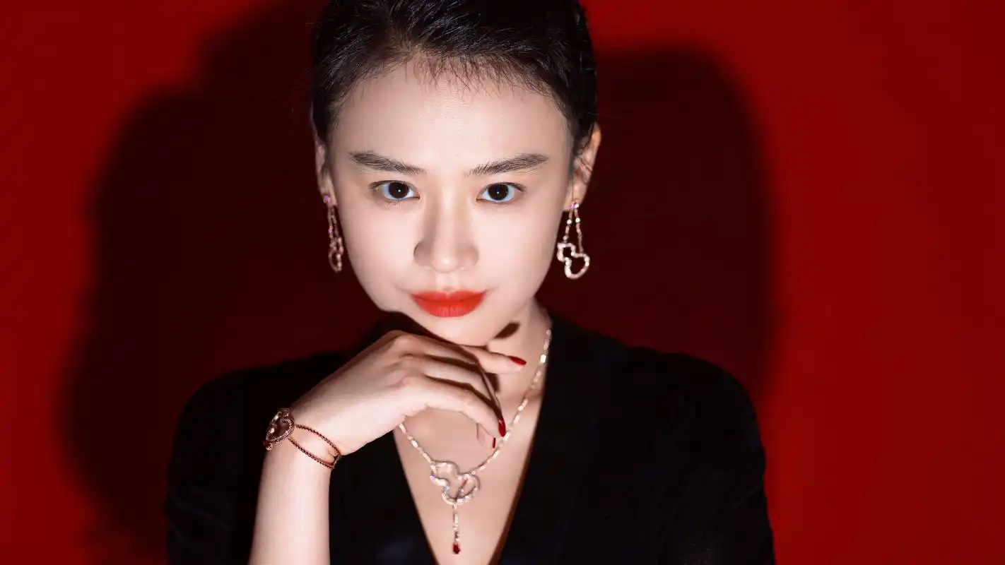 qeelin代言人马思纯 亮相qeelin十五周年"源·创"珠宝展,邂逅源创.