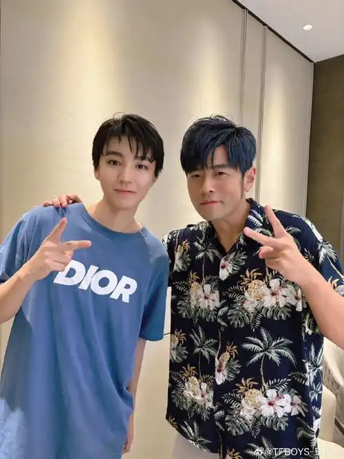 王俊凯发和周杰伦合照##王俊凯嘴角比ak还难压